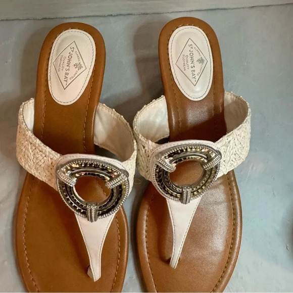 St. John's Bay White T-Strap Thong Sandals Circle Ring - Picture 3 of 6